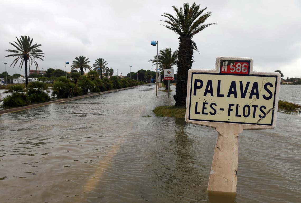 Überschwemmtes Ortsschild in Palavas-les-Flots